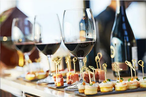Nahaufnahme von exklusiven Häppchen und Gläsern voll Wein
